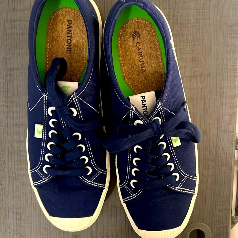 Cariuma Pantone sneakers. Indigo blue.